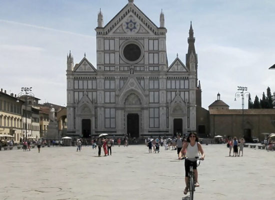 en faisant du vélo